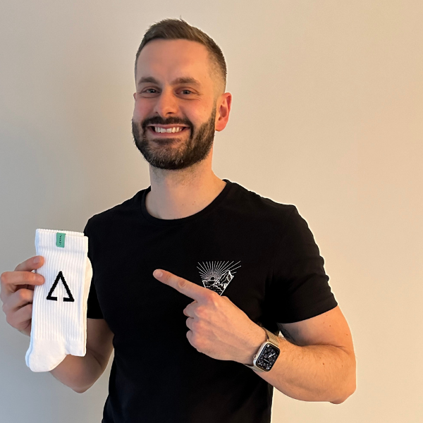Glücklicher Kunde von TREAZY. hält Socken in der Hand